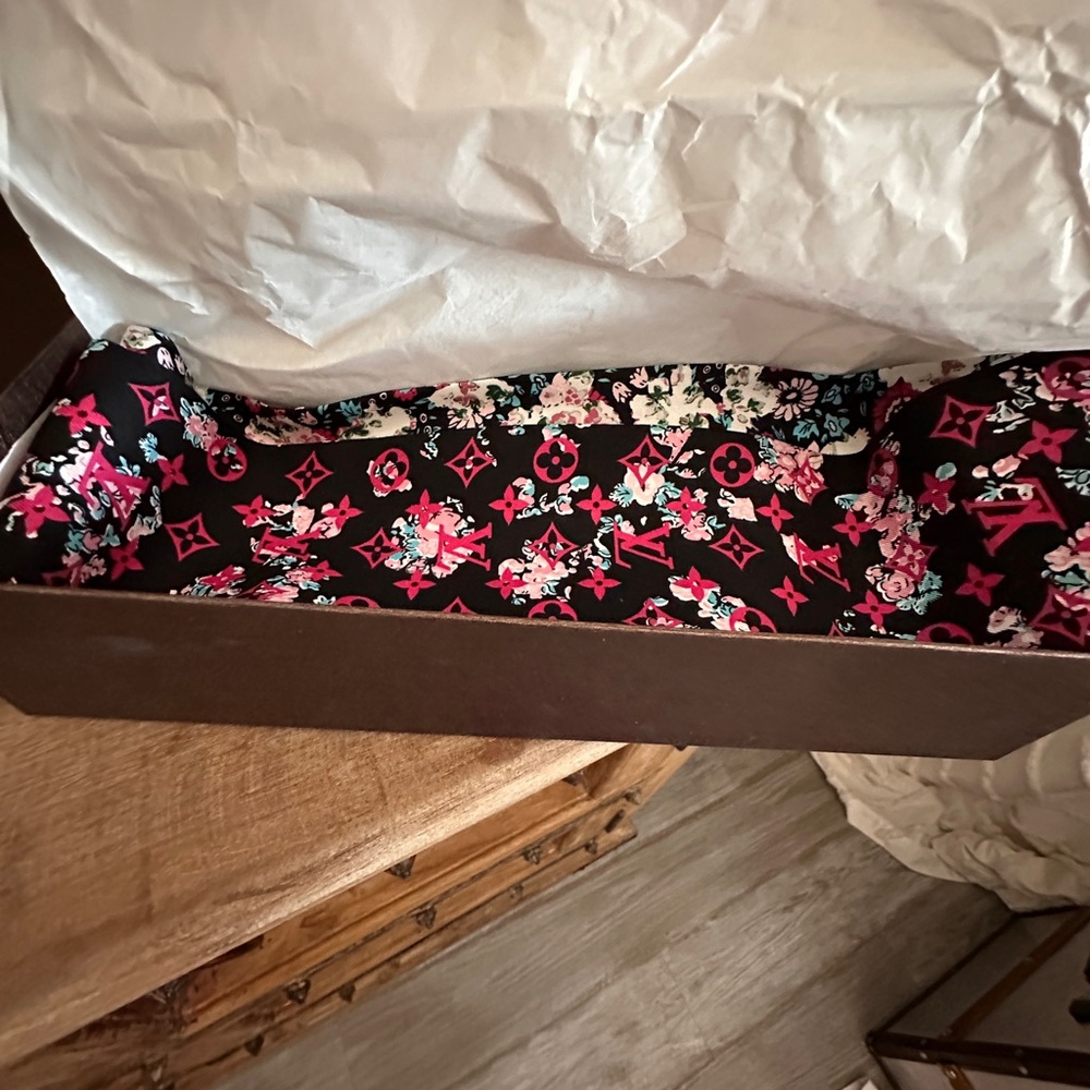 Louis Vuitton Authentic Silk Floral Scarf Reversible Teal Black Pink LV Logo 46” - Picture 10 of 11